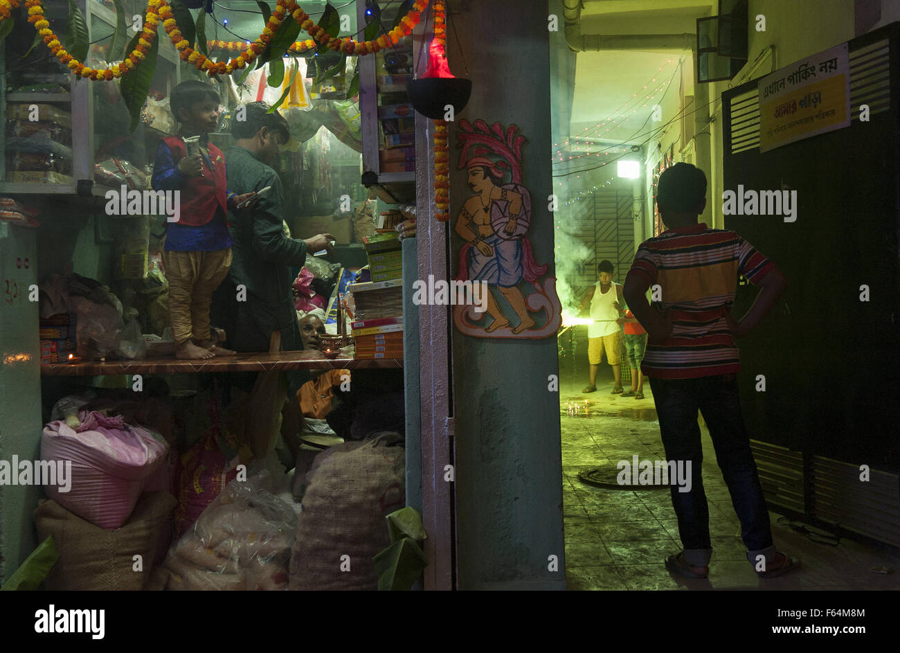 Kolkata, Indian state West Bengal. 11th Nov, 2015. Indian children enjoy Kali Puja and Dewali in Kolkata, capital of eastern Indian state West Bengal, Nov. 11, 2015. Kali Puja, a Hindu festival celebrated in eastern India and Diwali, the festival of lights and the largest Hindu festival of the year are celebrated simultaneously in India. Credit: Tumpa Mondal/Xinhua/Alamy Live News Stock Photo