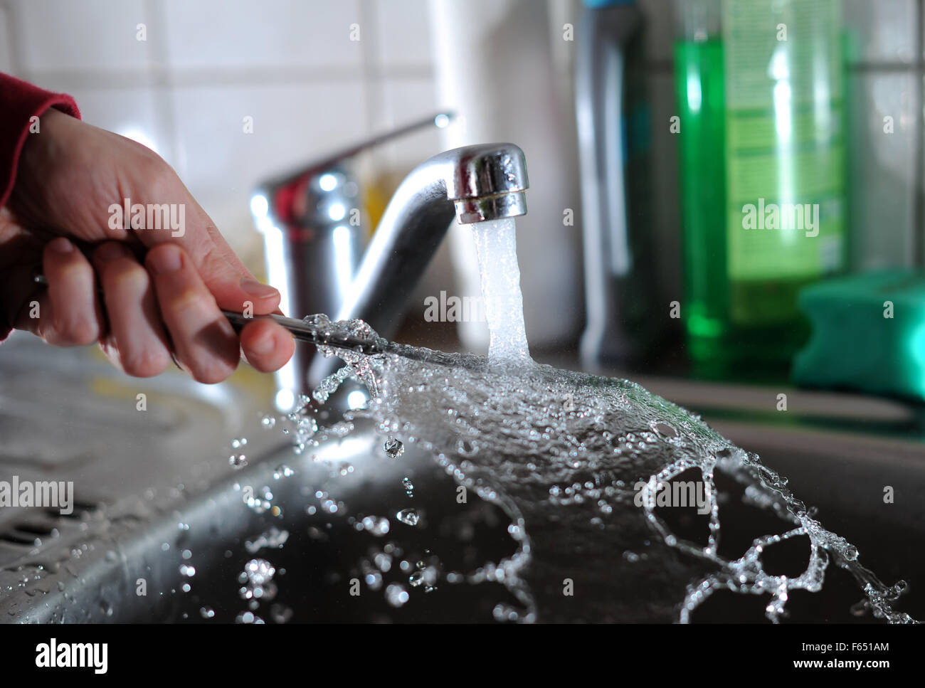 Illustration - A knife is washed in a tank with tap water. Photo: Thomas Eisenhuth Stock Photo