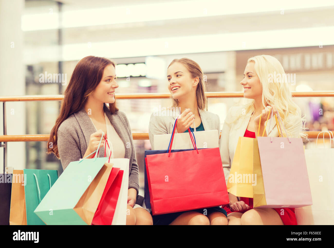 People sitting shopping mall hi-res stock photography and images - Alamy