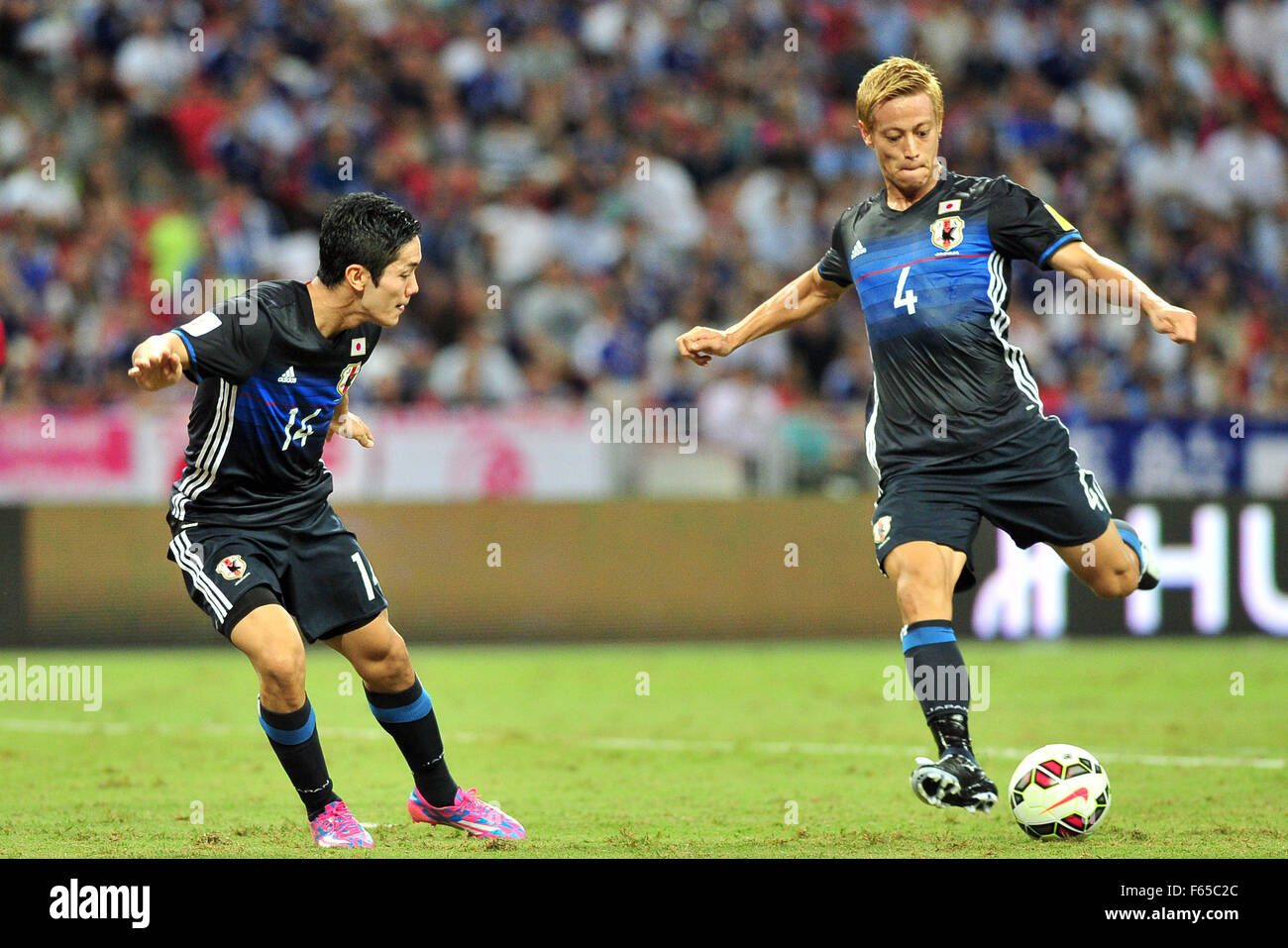 Singapore. 12th Nov, 2015. Japan's Keisuke Honda (R) shoots and scores during the 2018 FIFA World Cup Group E Asia qualifier match between Singapore and Japan in Singapore's National Stadium, Nov. 12, 2015. Credit:  Then Chih Wey/Xinhua/Alamy Live News Stock Photo