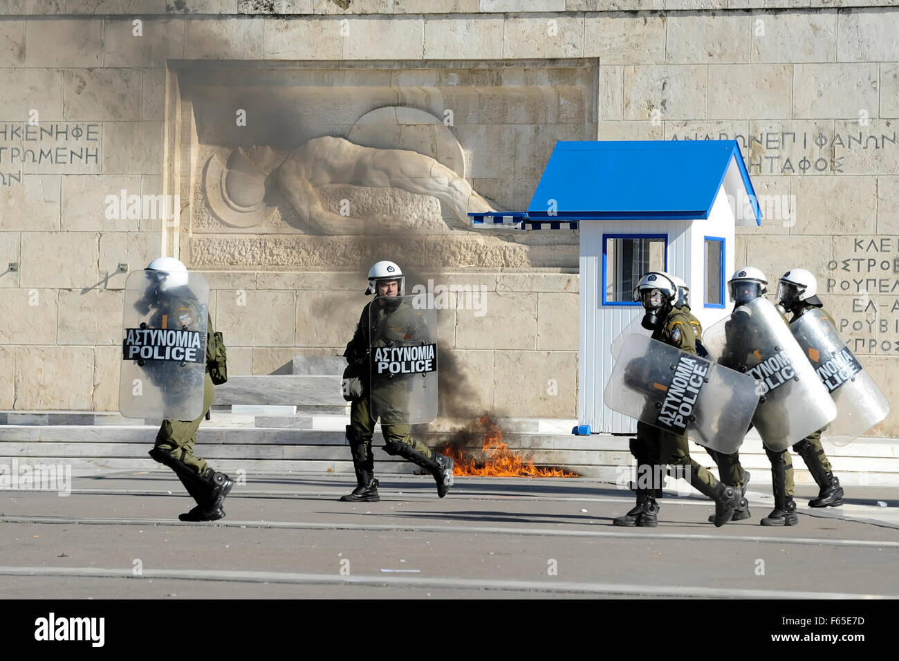 Athens, Greece, November, 12 2015: Clashes have broken out between riot police and youths at a demonstration in central Athens during the general strike. Credit:  VASILIS VERVERIDIS/Alamy Live News Stock Photo