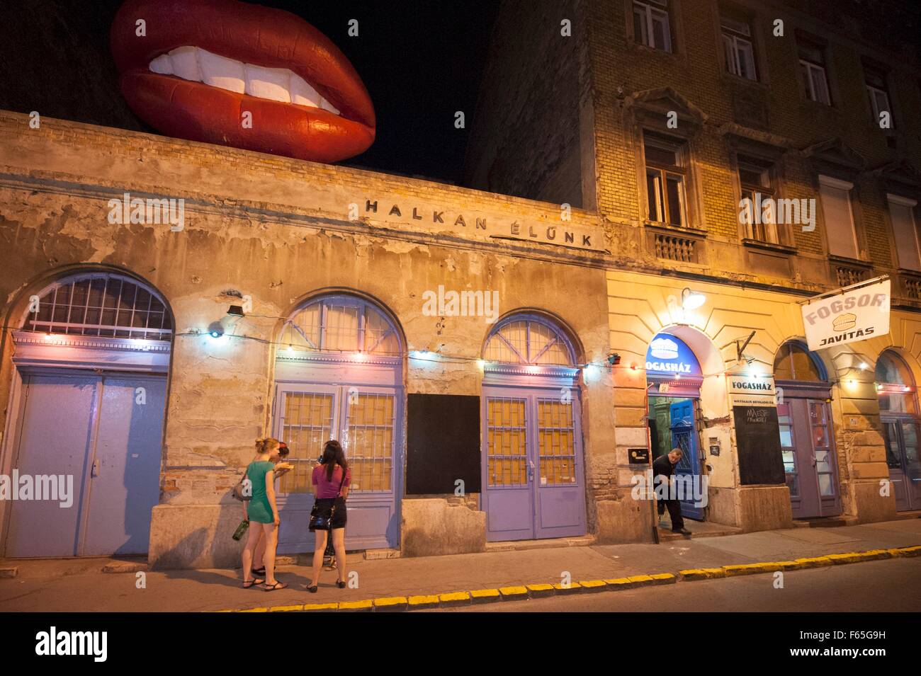 Night life in Budapest, Hungary – ruin pub 'Fogasház' pub opening in former dentist practice Stock Photo