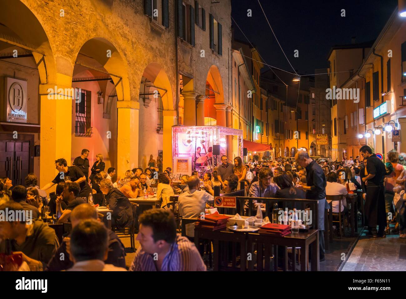 Nightlife outside the Cantina Bentivoglio in Bologna Stock Photo