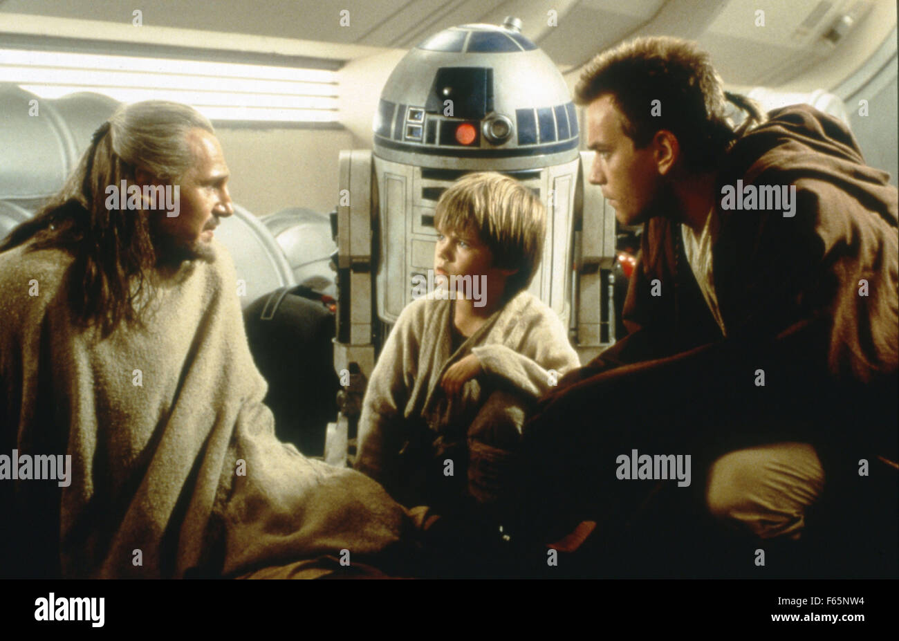 Star Wars : Episode I - The Phantom Menace Year : 1999 USA Director : George Lucas,  Kenny Baker, Ewan McGregor, Jake Lloyd, Liam Neeson Stock Photo