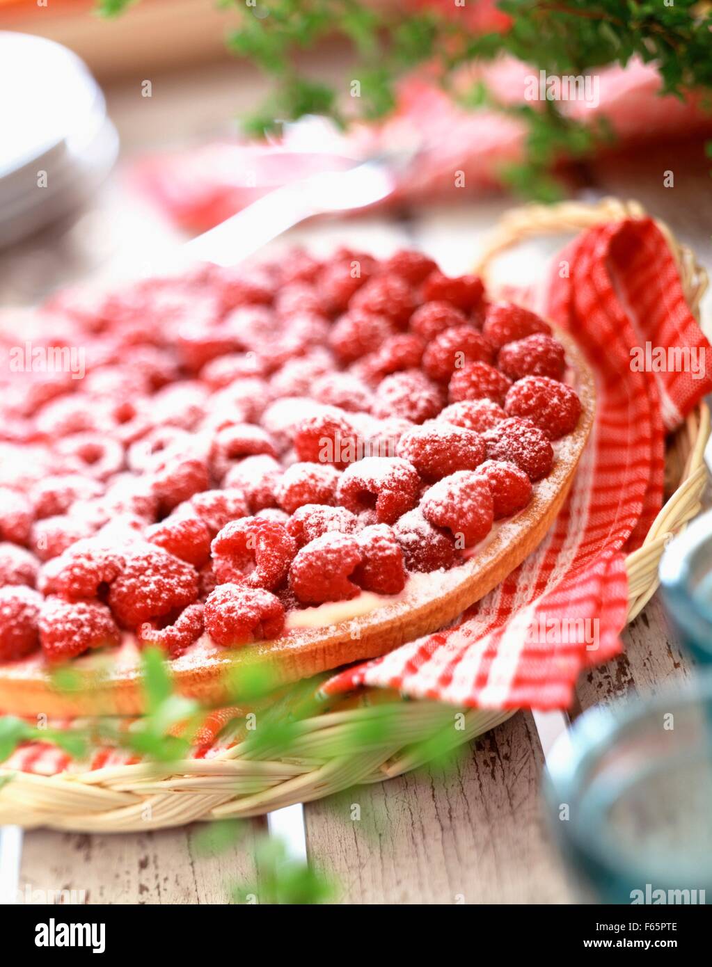 Italian Raspberry Tart Raspberry cake tart cakes hi-res stock photography and images - Alamy
