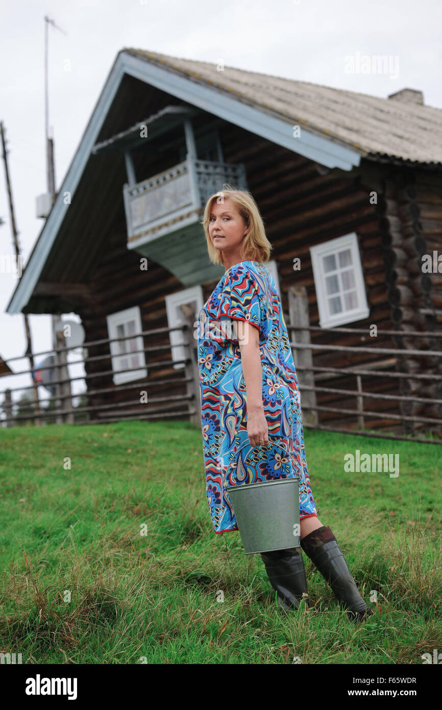 Borisoglebskda porno Xotinimni dugonasi bilan sikish (haqiqiy video)