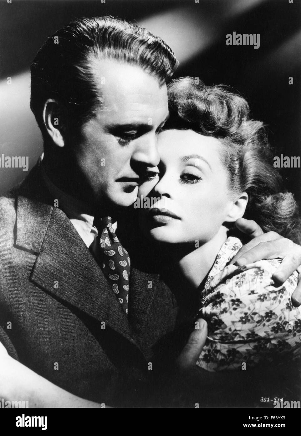 Cloak and Dagger  Year : 1946 USA Director : Fritz Lang Gary Cooper, Lilli Palmer Stock Photo