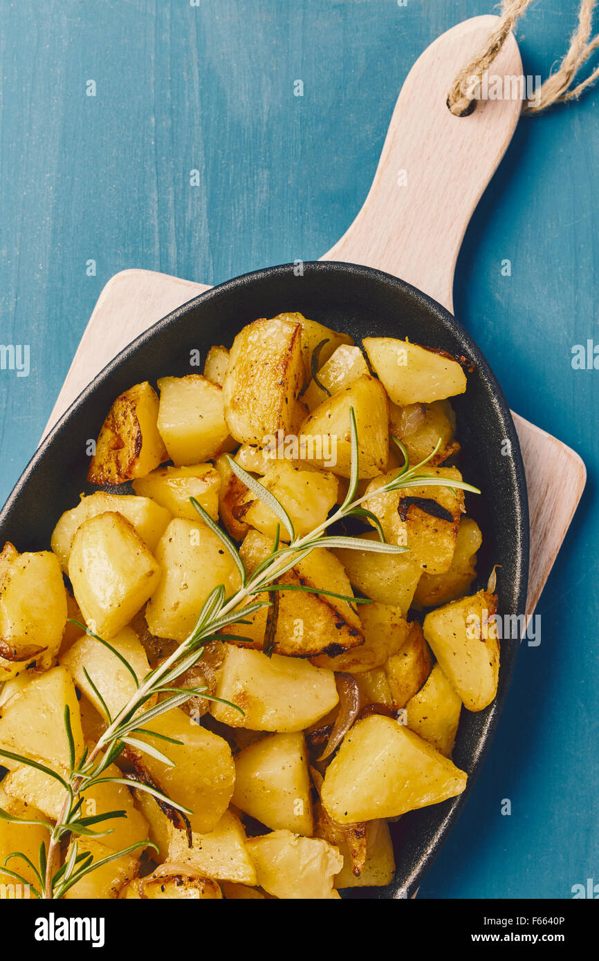 https://c8.alamy.com/comp/F6640P/roasted-potatoes-with-onion-and-rosemary-in-a-cast-iron-pan-over-a-F6640P.jpg