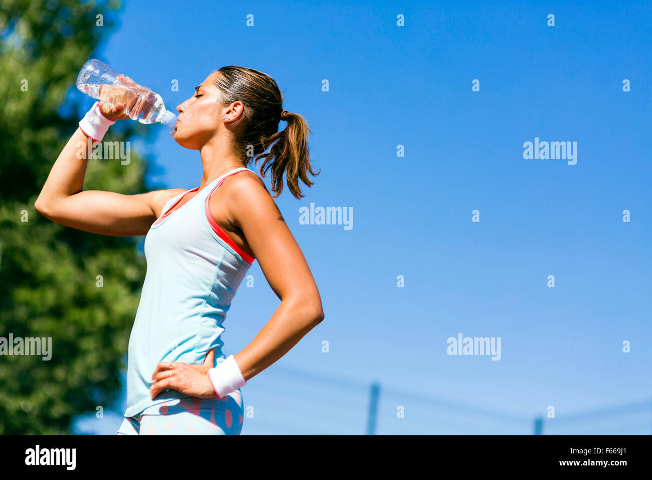 Young beautiful athlete drinking water after exercising to revitalize Stock Photo Alamy