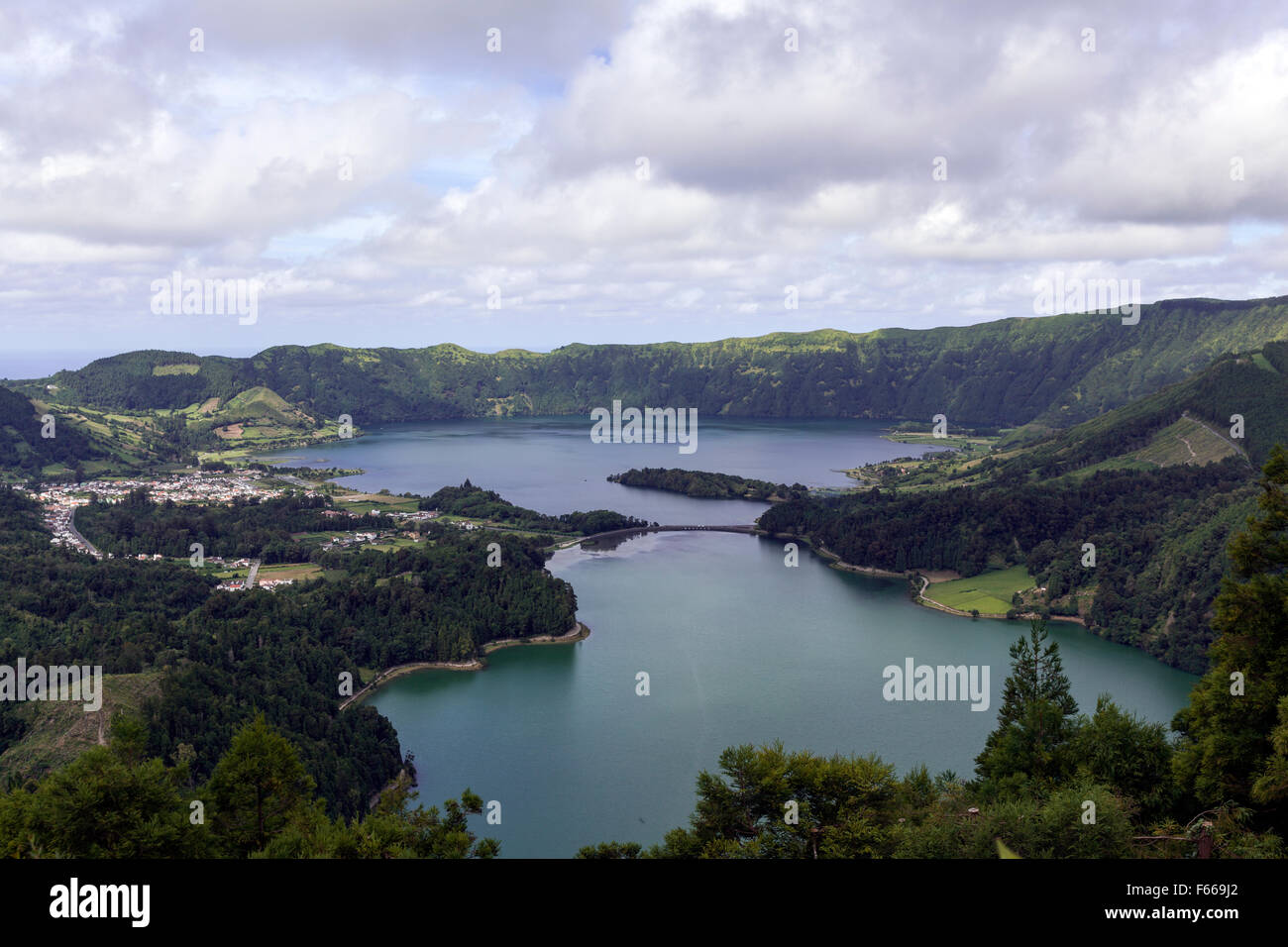 Midadouro Vista do Rei, showing the twin lakes, Lagoa  of the Lagoa Verde and Azul das Sete Cidades, Ponta Delgada, São Miguel Stock Photo
