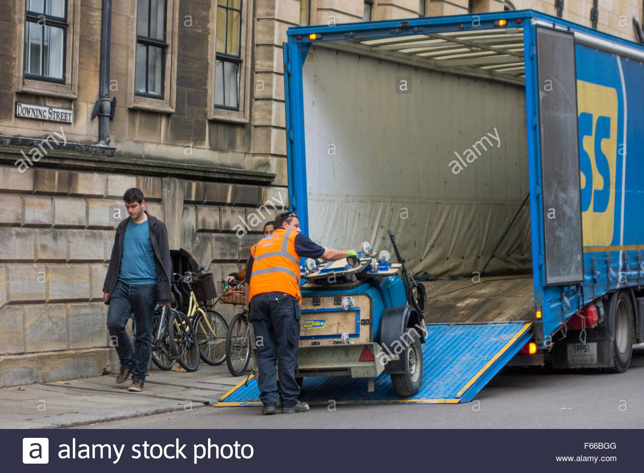 Unloading Truck Stock Photos & Unloading Truck Stock Images - Alamy