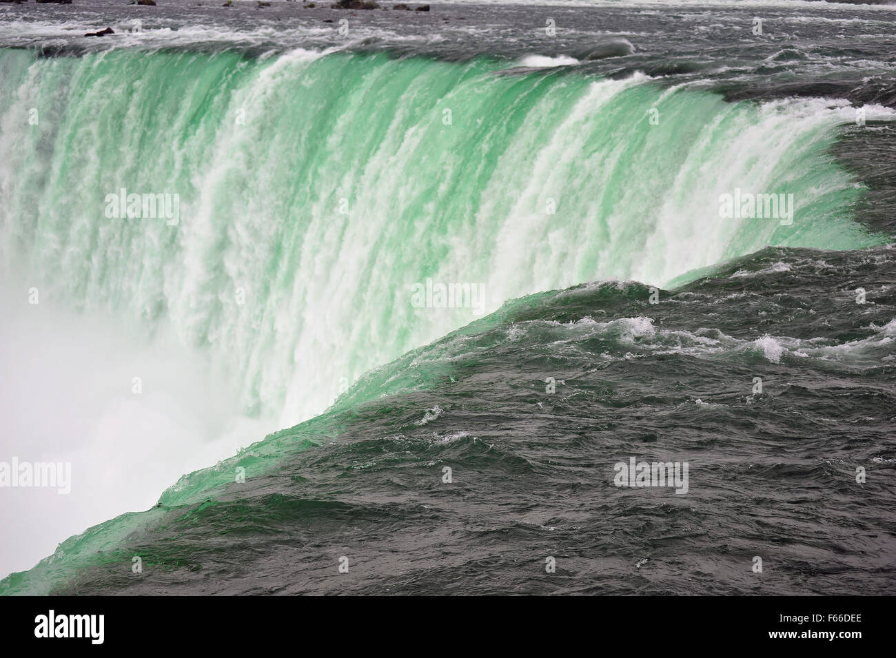 Water flows over the edge of the Horseshoe falls on the Canadian side of the Niagara Falls in Ontario. Stock Photo