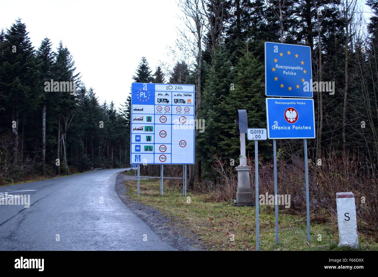Poland Slovakia Muszynka 11th Nov 2015 Border Between Poland And Slovakia Near Polish Village Of Muszynka Road Signs Display Speed Limits In Both Countries And Show The Place Where Ends One And Begins