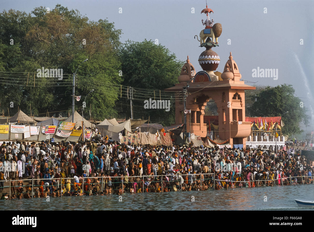 Bathing pilgrims thronging the ghats of the Shipra River during evening prayers, Simhastha Kumbh Mela 2004, Ujjain, Madhya Pradesh, India Stock Photo