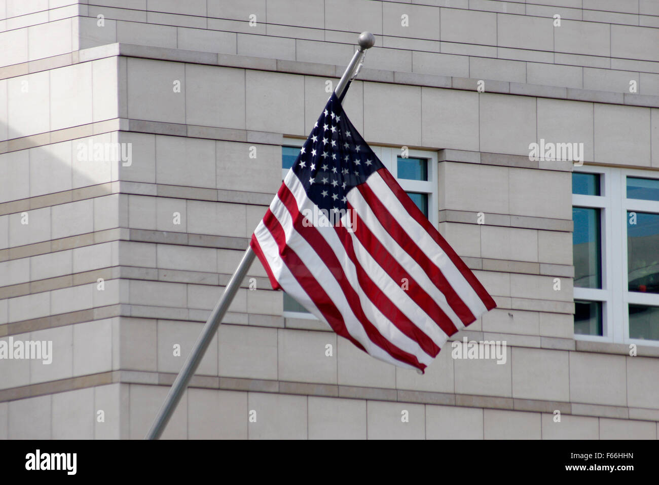 US-amerikanische Flagge vor der US-Botschaft am Pariser Platz, Berlin-Mitte. Stock Photo