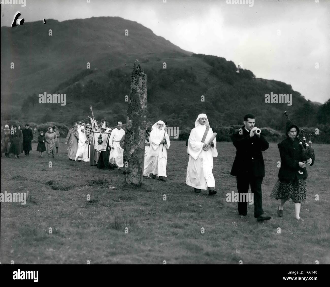1952 - Mull goes Druid: Scottish Isle is venue for first druidic gathering in the North since ''The vanishing of the ancient days'': On the almost Medieval Isle of Mull, Scotland, 'ruled' by the Lady of Mull, Mrs. Joan Ritchie, Druids from all over the Celtic world - Scotland, Ireland, Wales, Cornwall and Brittany (all the places to which ancient Britons fled from the invaders in pre-Christian times) gathered together wearing their robes and insignia of office for the first time in history. Other meetings take place at Stoneenge in England, but never before has the ancient stone circle and St Stock Photo