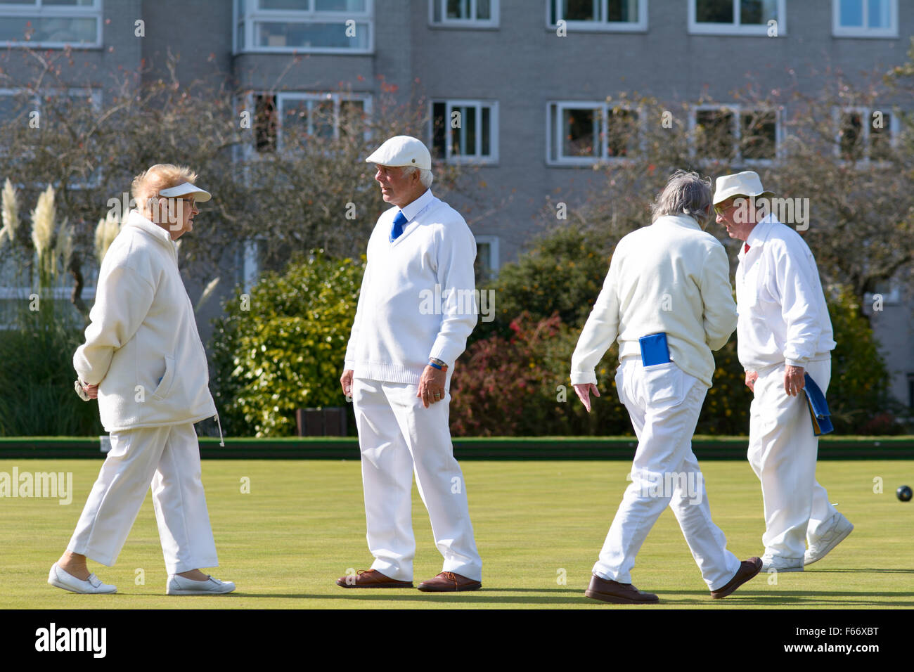 Men and women playing lawn bowls at Plymouth Hoe Bowling Club in Plymouth, Devon, England Stock Photo