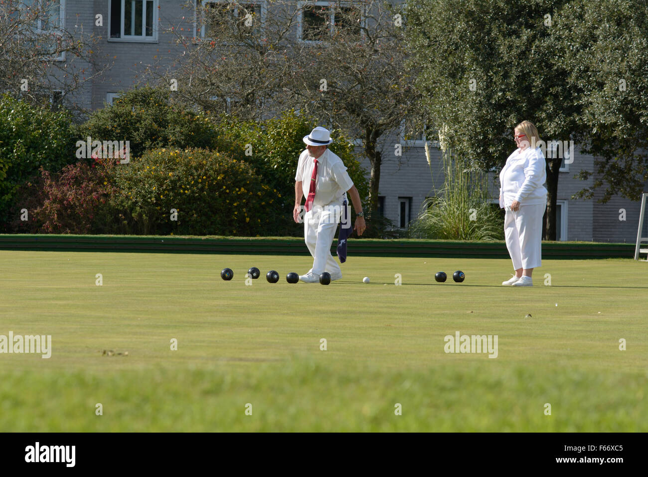 Men and women playing lawn bowls at Plymouth Hoe Bowling Club in Plymouth, Devon, England Stock Photo