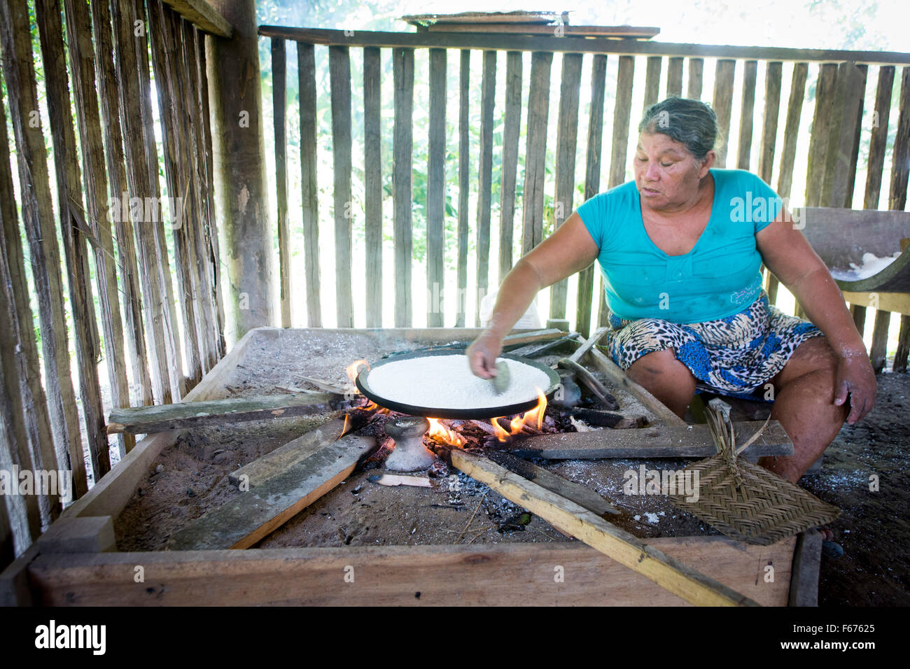 Cuyabeno reserve , Amazonia , Ecuador. A woman from the Siona tribe makes yucca bread in a village next to Rio Aguarico Stock Photo