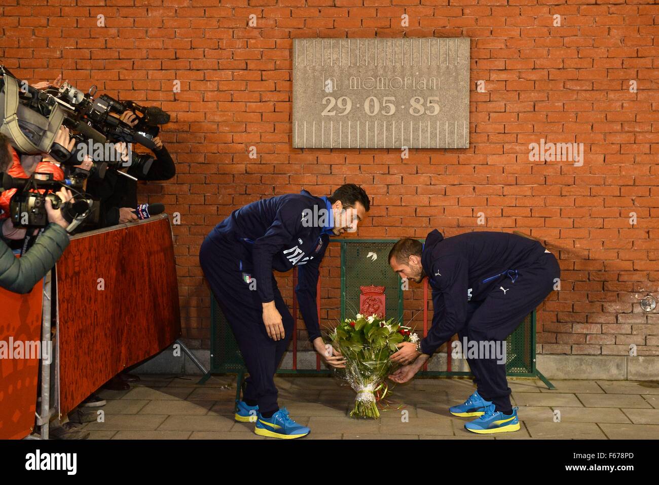 12.11.2015. King Baudouin Stadium (Formerly Heysel Stadium) Brussels, Belgium. The Juventus team visit the location where 39 fans from Liverpool and Juventus were killed during riots at the European cup final in May 1985 (30 years ago). Gianluigi Buffon and Giorgio Chiellini lay a wreath Stock Photo