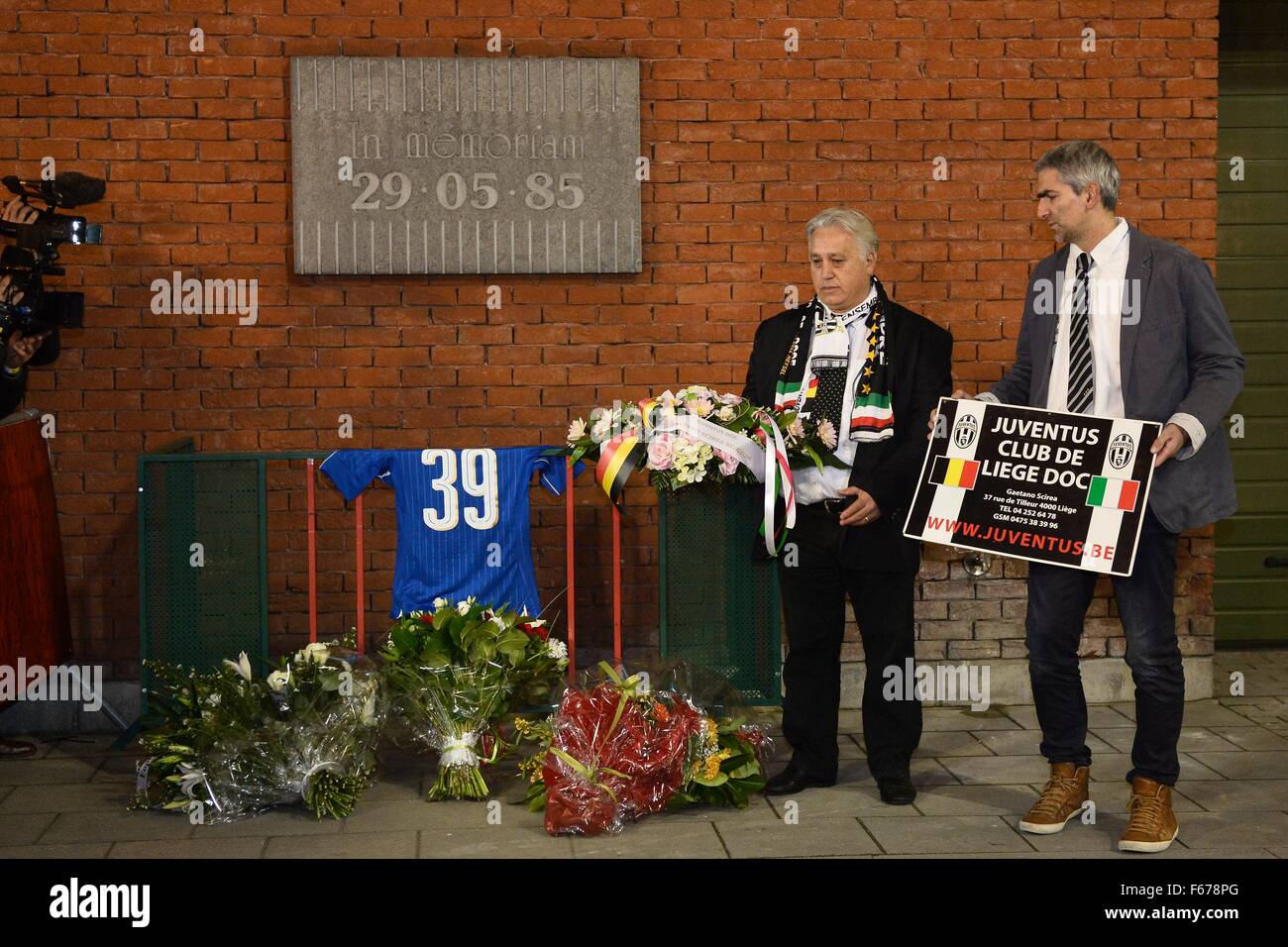 12.11.2015. King Baudouin Stadium (Formerly Heysel Stadium) Brussels, Belgium. The Juventus team visit the location where 39 fans from Liverpool and Juventus were killed during riots at the European cup final in May 1985 (30 years ago).  Suppoters of Juventus place flowers at the memorial during a commemoration of the Heysel Stadium disaster 30 years ago Stock Photo