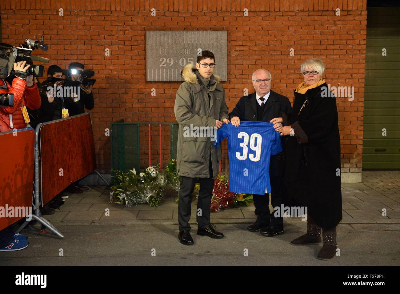 12.11.2015. King Baudouin Stadium (Formerly Heysel Stadium) Brussels, Belgium. The Juventus team visit the location where 39 fans from Liverpool and Juventus were killed during riots at the European cup final in May 1985 (30 years ago).  Relatives of the Juventus victims place flowers at the memorial during a commemoration of the Heysel Stadium disaster 30 years ago Stock Photo
