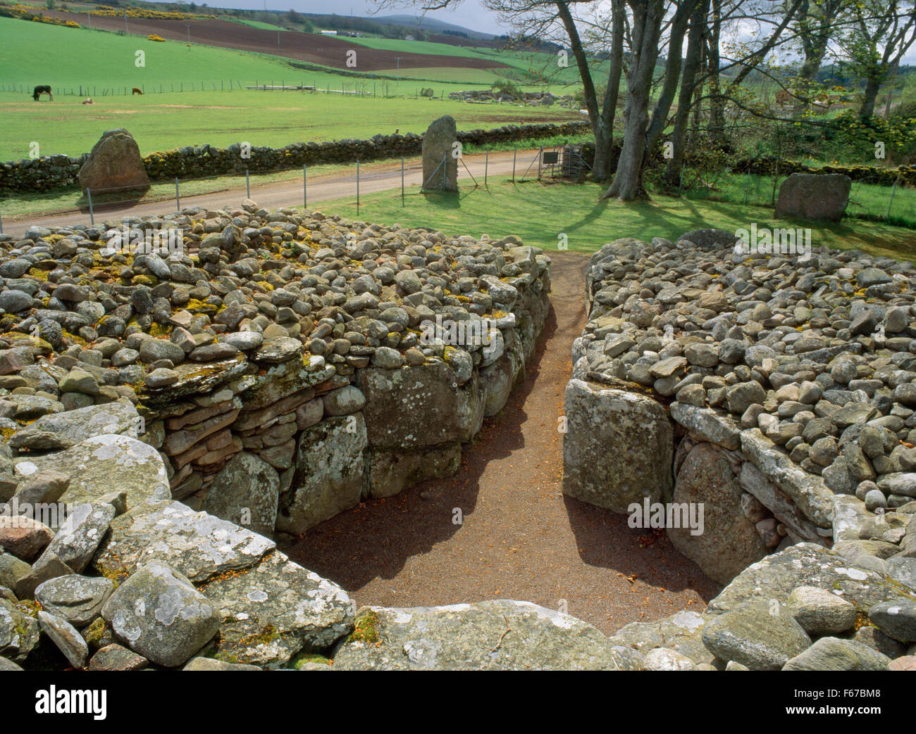 Chamber & entrance to Clava SW passage grave, Inverness, surrounded by standing stones. Cup-marked slab at passage/chamber junction on R (W). Stock Photo