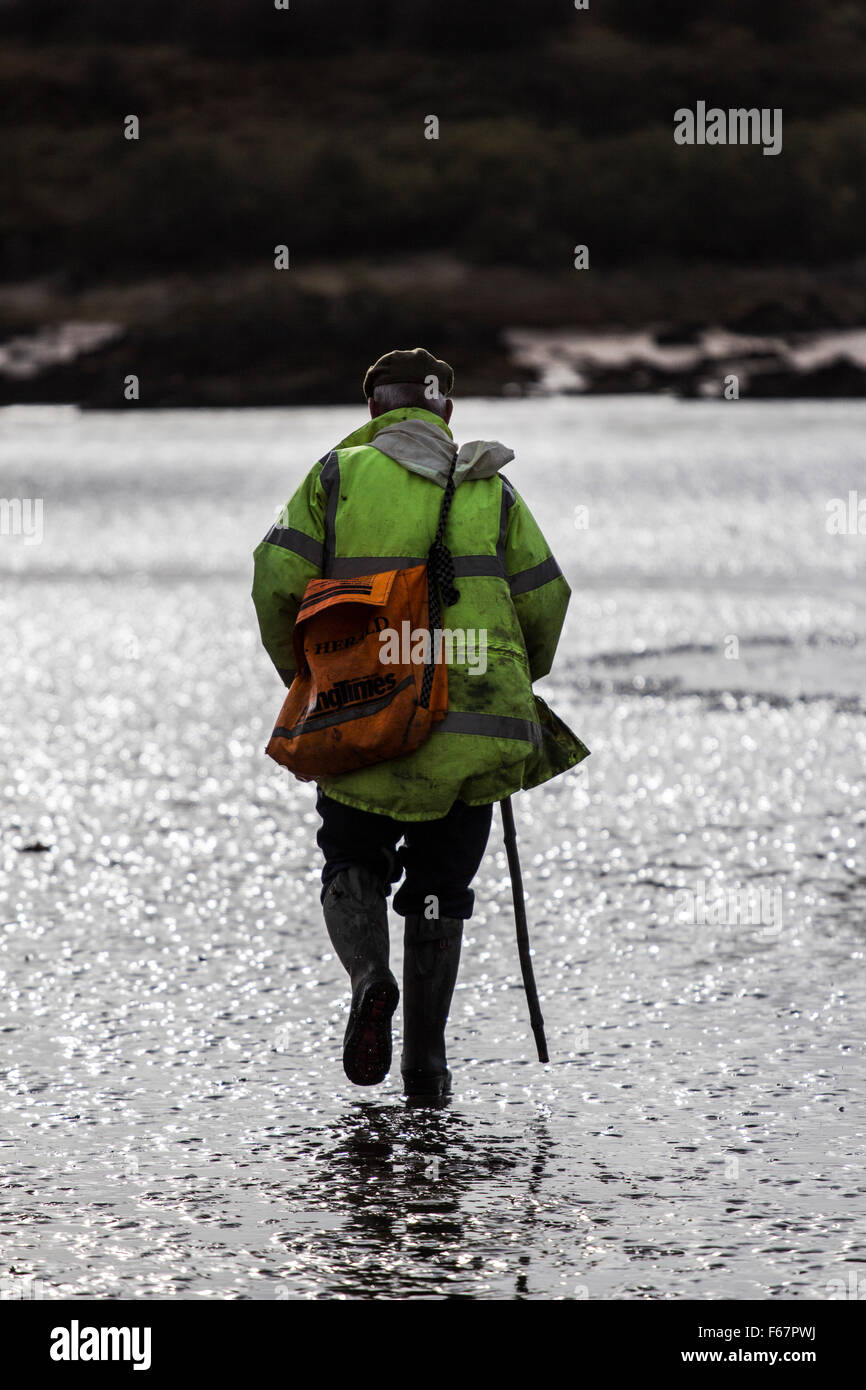 Old man walking on beach hi-res stock photography and images - Alamy