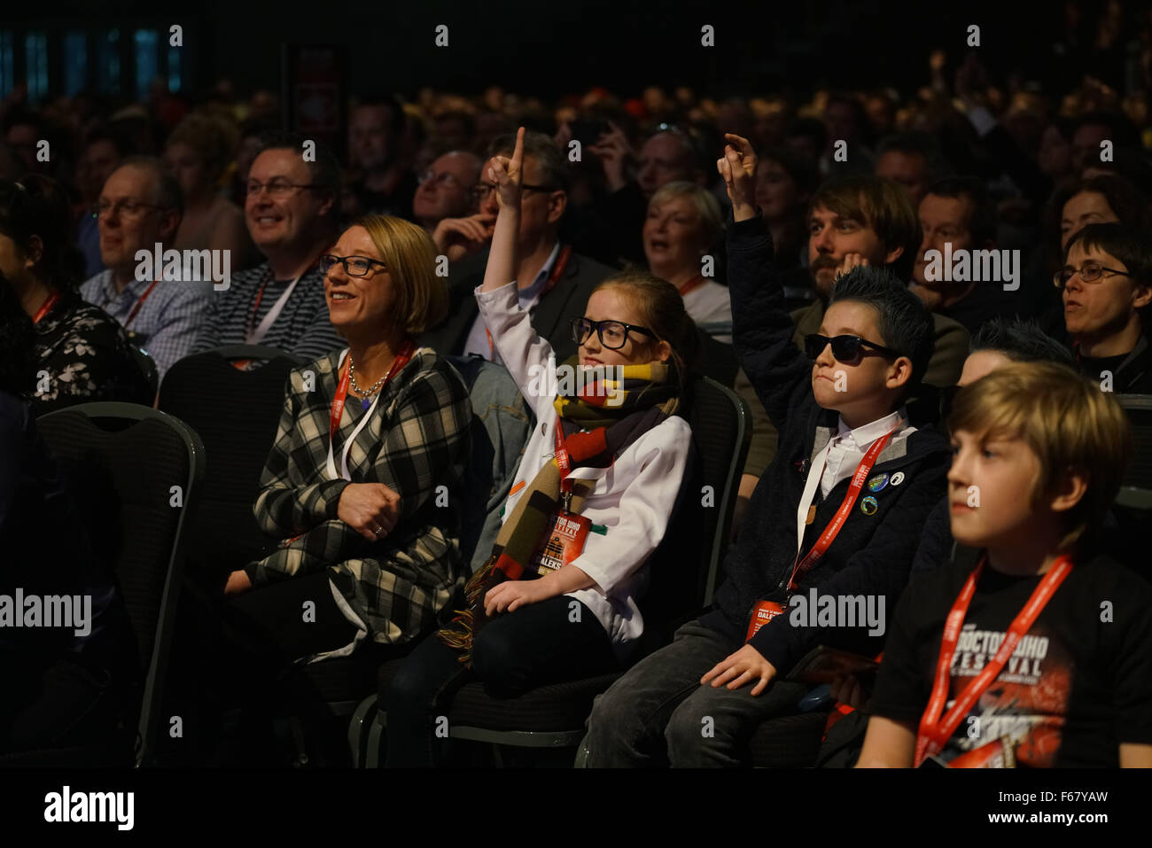 london-england-uk-13th-nov-2015-hundreds-attend-to-meet-the-cast-of
