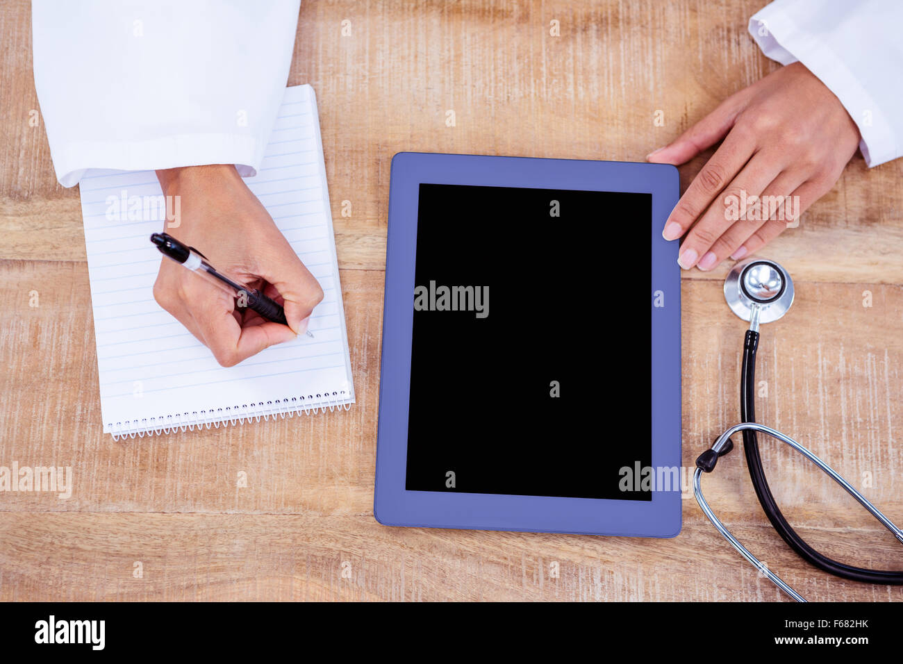 Doctor on screen consulting' hi-res stock photography and images - Alamy