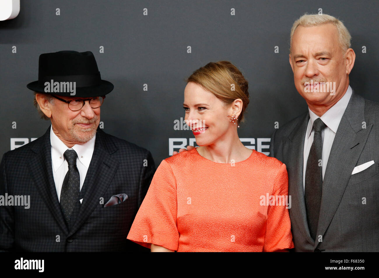 Berlin, Germany. 13th November, 2015. ZOO Palast cinema, Berlin, Germany. November 13th, 2015. 'Bridge of Spies' film premiere in ZOO Palast cinema in Berlin, Germany. Pictured: (L-R)  Steven Spielberg , Amy Ryan , Tom Hanks Credit:  Piotr Zajac/Alamy Live News Stock Photo