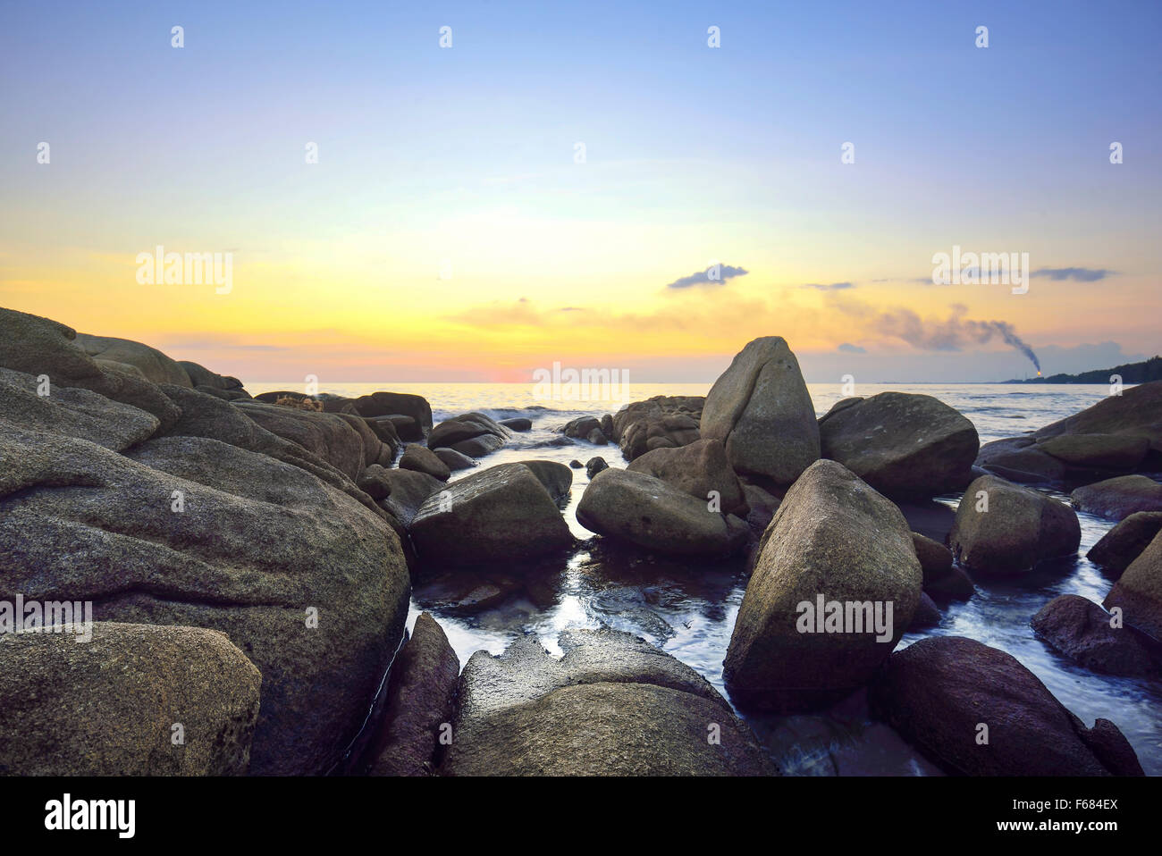 Wave hitting rocks hi-res stock photography and images - Alamy