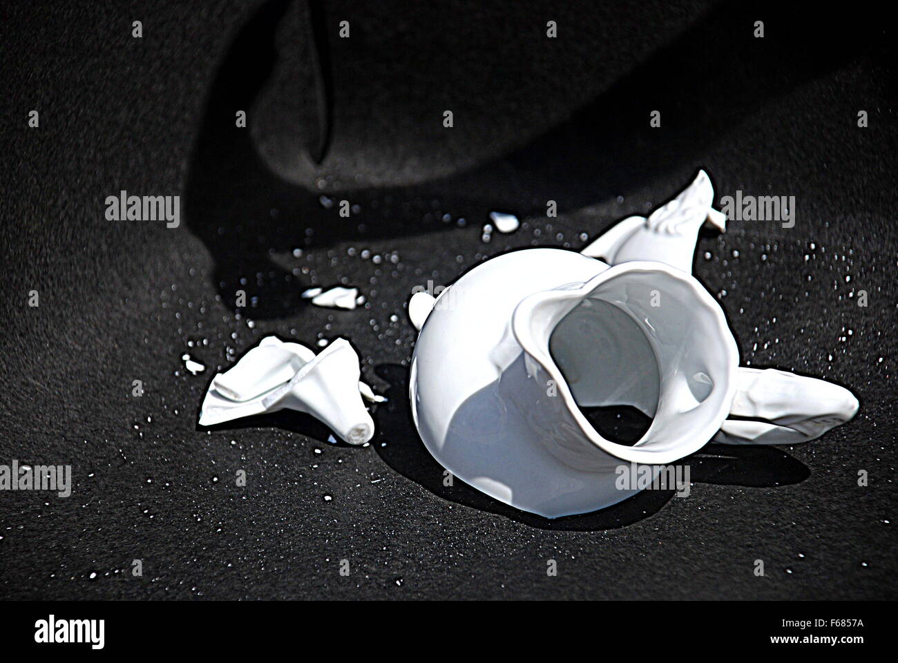 Broken vase hires stock photography and images Alamy