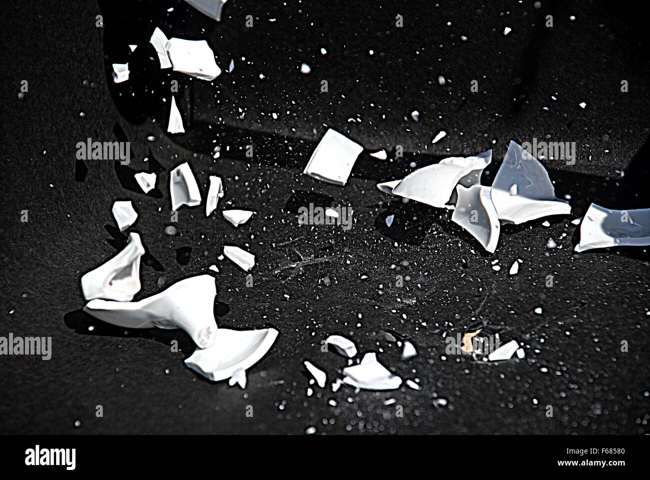 Broken vase glass hires stock photography and images Alamy