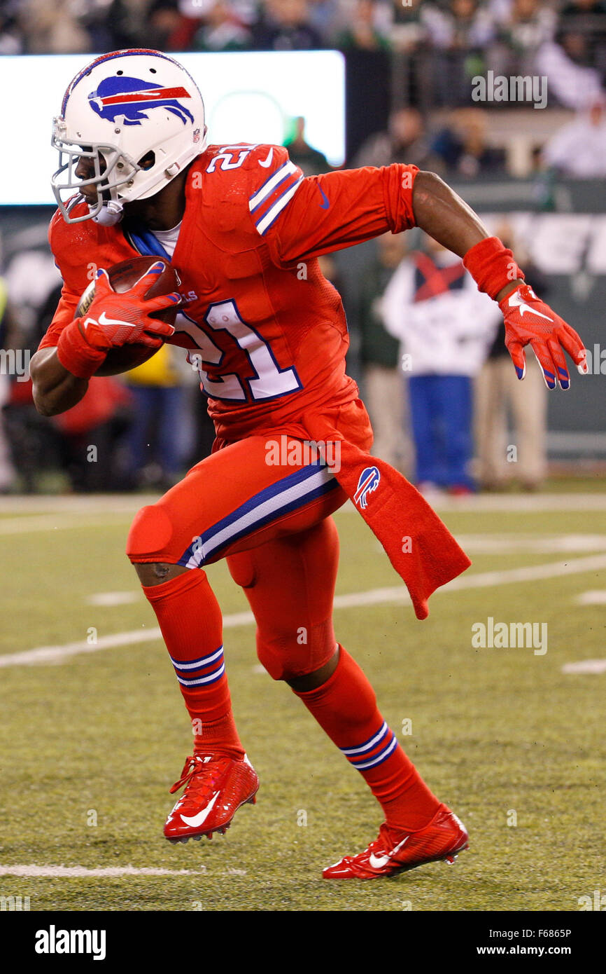 East Rutherford, New Jersey, USA. 12th Nov, 2015. Buffalo Bills cornerback Leodis McKelvin (21) returns the punt during the NFL game between the Buffalo Bills and the New York Jets at MetLife Stadium in East Rutherford, New Jersey. The Buffalo Bills won 22-17. Christopher Szagola/CSM/Alamy Live News Stock Photo