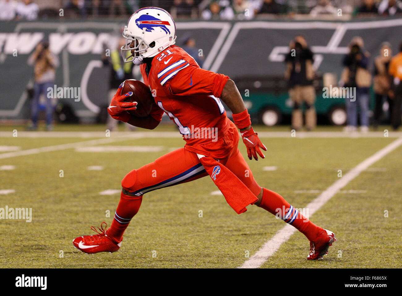 East Rutherford, New Jersey, USA. 12th Nov, 2015. Buffalo Bills cornerback Leodis McKelvin (21) returns the punt during the NFL game between the Buffalo Bills and the New York Jets at MetLife Stadium in East Rutherford, New Jersey. The Buffalo Bills won 22-17. Christopher Szagola/CSM/Alamy Live News Stock Photo