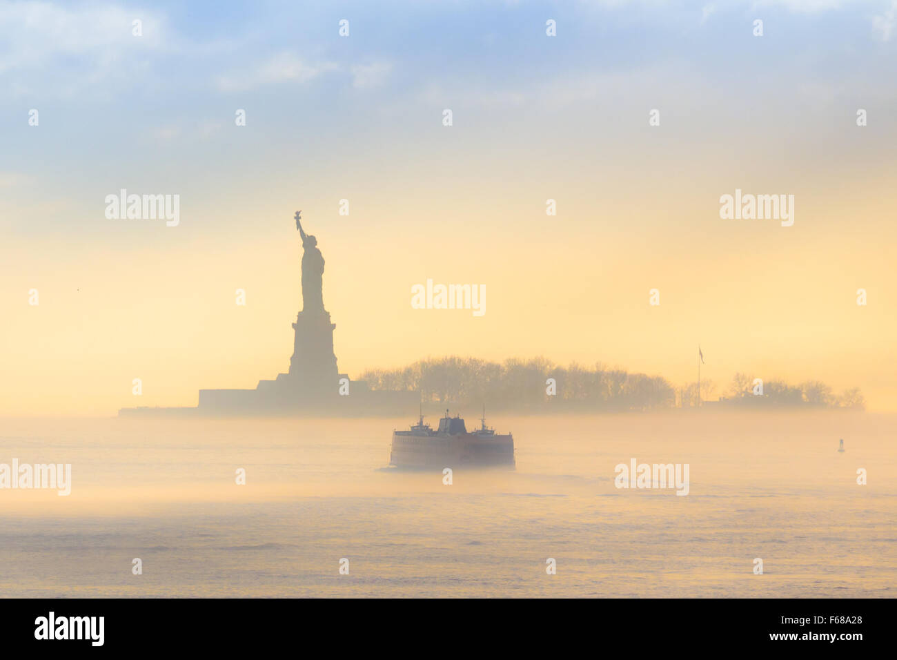 Staten Island Ferry cruises past Statue of Liberty Stock Photo Alamy