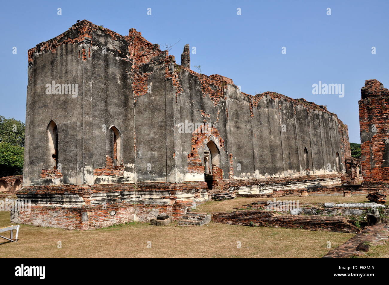 Lopburi, Thailand::  Ruins of a vast temple pavilion with arched doorways at Wat Phra Sri Rattana Mahathat Stock Photo