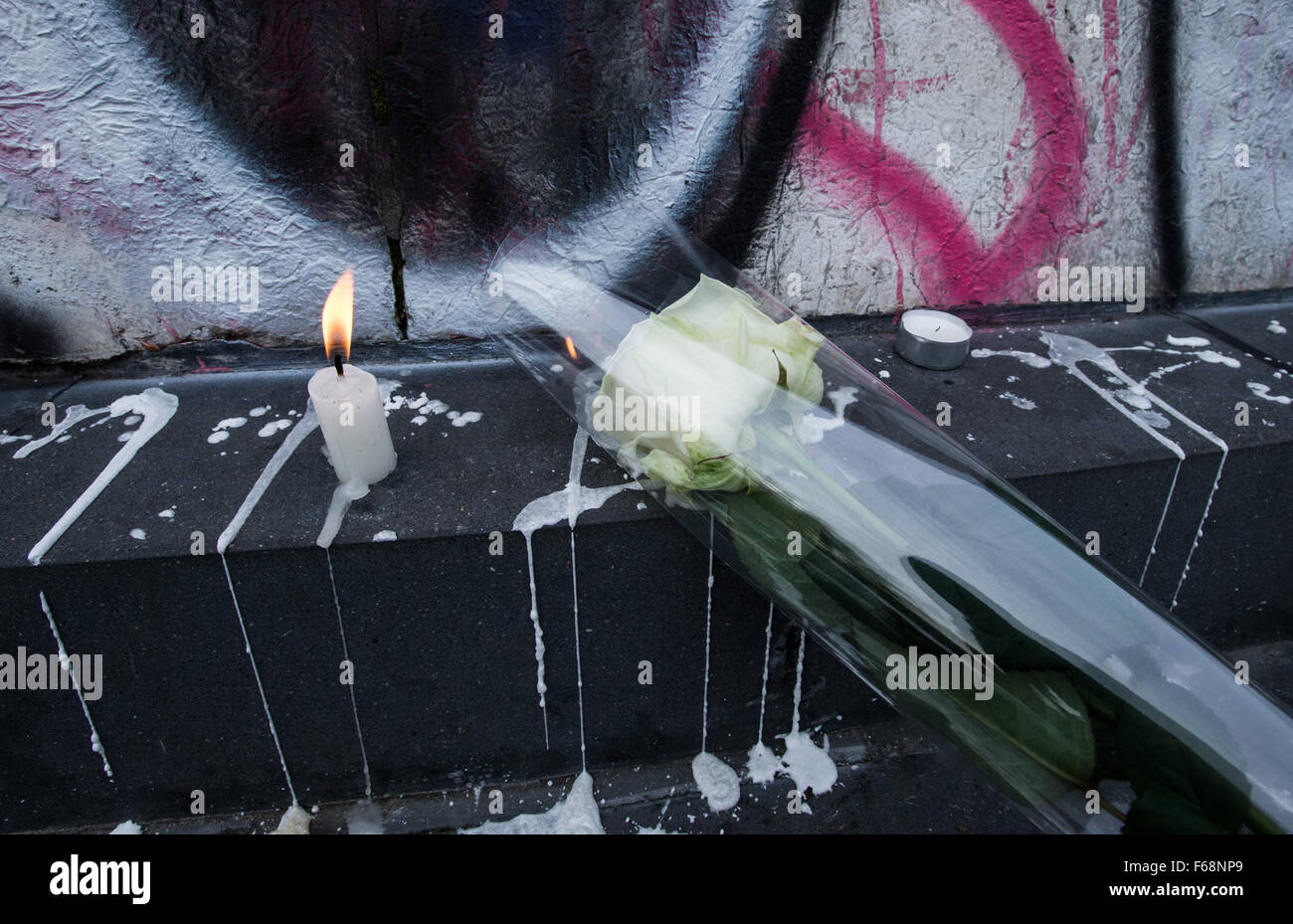 Paris, France. 14th Nov, 2015. Candles and a flower are placed in front of the Le Petit Cambodge Restaurant where an attack happend the other day in Paris, France, Nov. 14, 2015. French President Francois Hollande announced a three-days national mourning on Saturday. Credit:  Xu Jinquan/Xinhua/Alamy Live News Stock Photo
