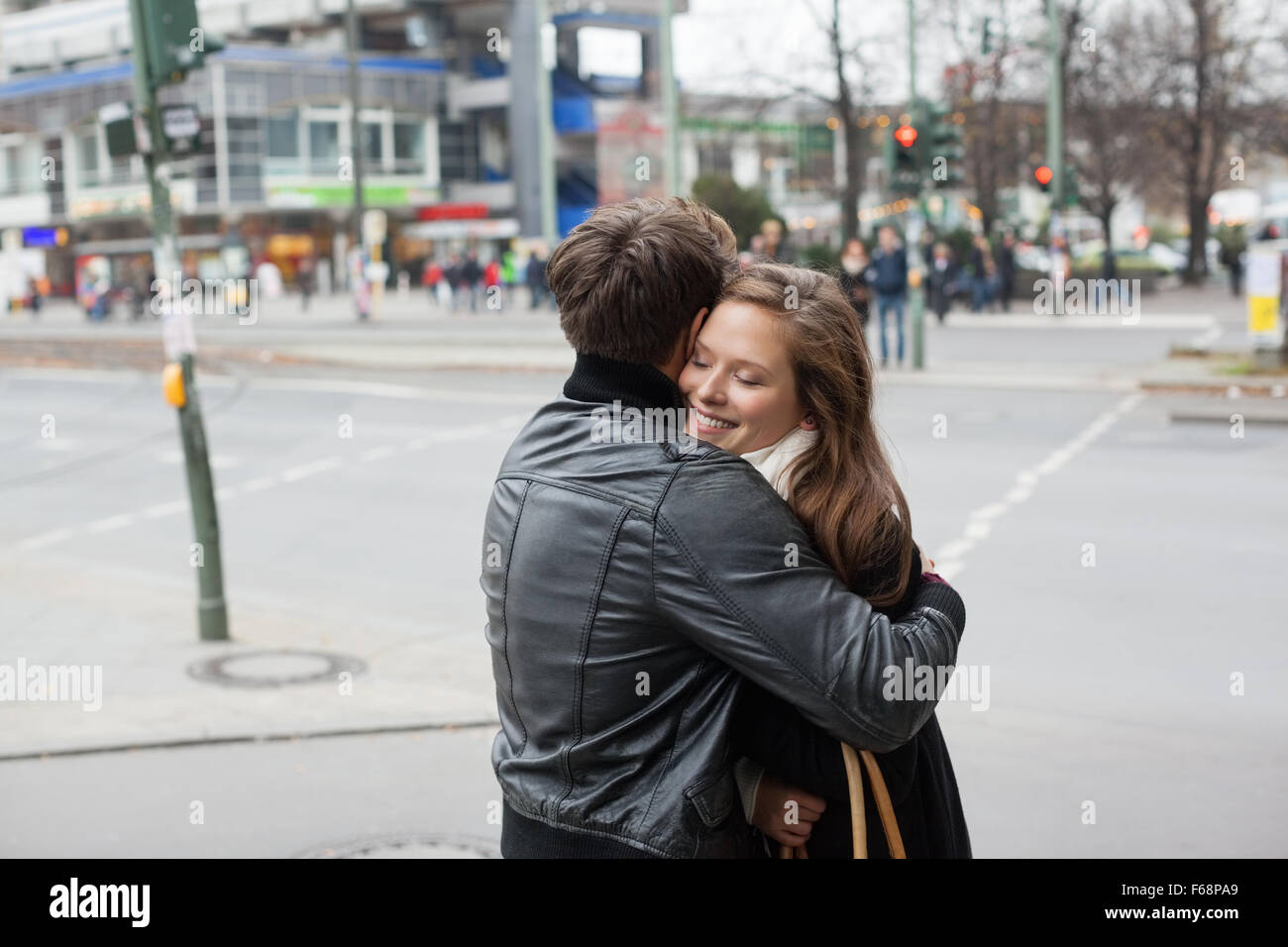 Поцелуй с незнакомой девушкой. Поцелуи на улице с незнакомыми. Поцелуй с незнакомцем на улице. Целует незнакомых девушек. Поцелуй на свидании.