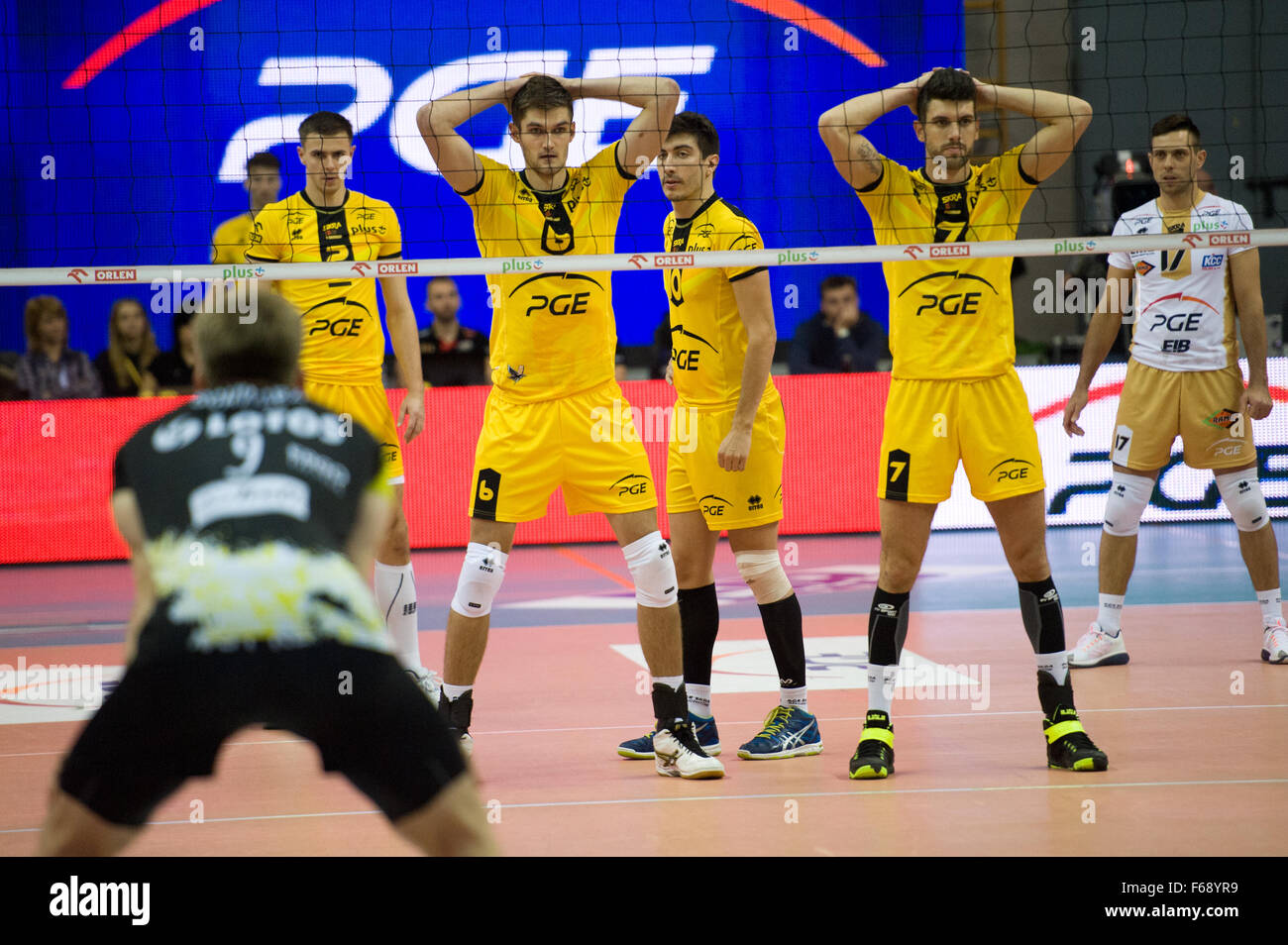Belchatow, Poland. 14th November 2015. Team PGE Skra Belchatow, pictured during a game against Lotos Trefl Gdansk in the Plus Liga Polish Professional Volleyball League. Team PGE Skra went on to win 3-0. Credit:  Marcin Rozpedowski/Alamy Live News Stock Photo