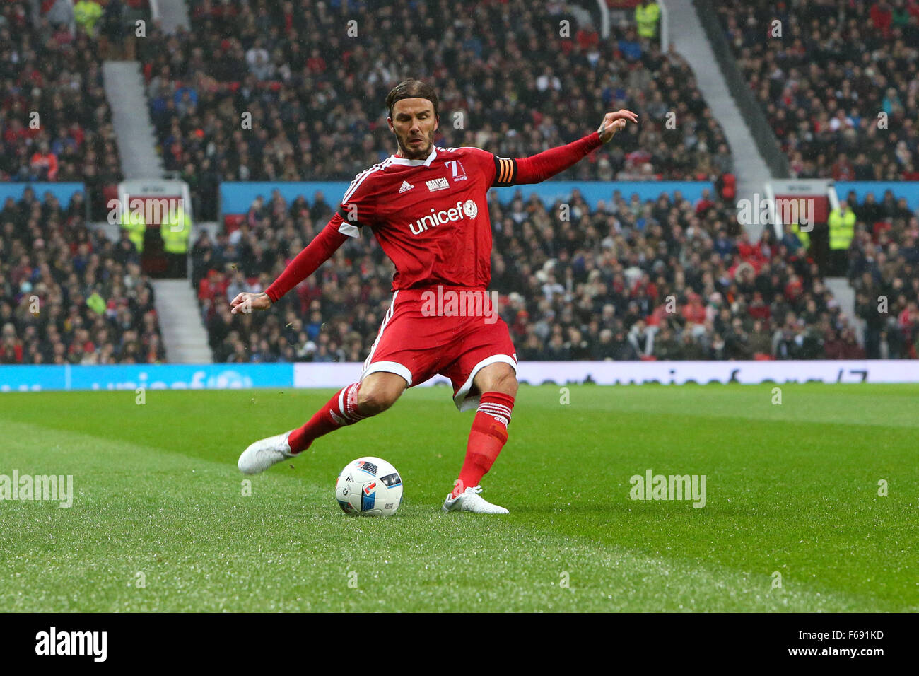 Old Trafford, Manchester, UK. 14th Nov, 2015. Unicef Match for Children. GB and NI XI versus Rest of the World XI. David Beckham crosses in the first half Credit:  Action Plus Sports/Alamy Live News Stock Photo