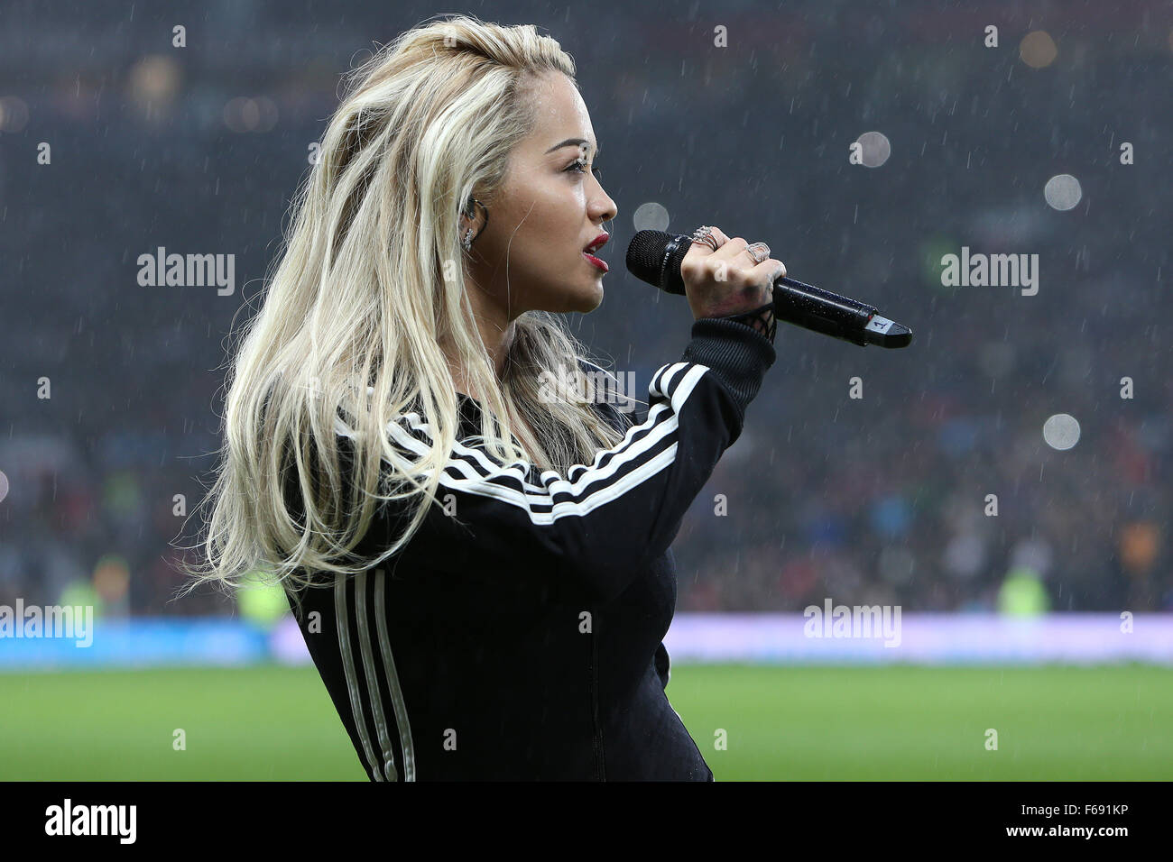 Old Trafford, Manchester, UK. 14th Nov, 2015. Unicef Match for Children. GB and NI XI versus Rest of the World XI. Rita Ora entertains the crowd during half time Credit:  Action Plus Sports/Alamy Live News Stock Photo