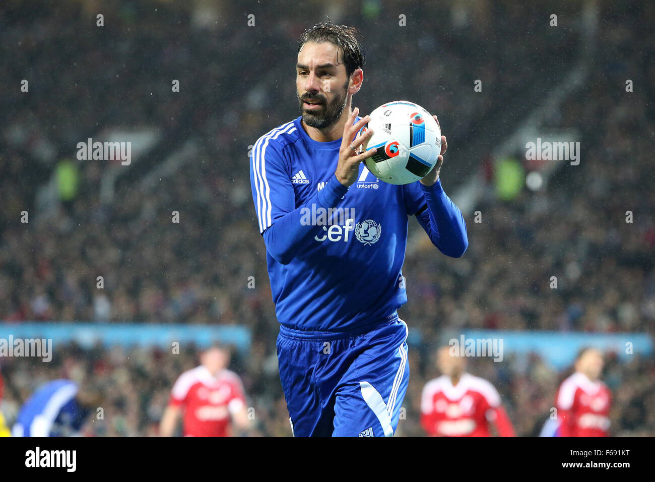 Old Trafford, Manchester, UK. 14th Nov, 2015. Unicef Match for Children. GB and NI XI versus Rest of the World XI. Robert Pires of France (Rest of World) prepares to take a corner Credit:  Action Plus Sports/Alamy Live News Stock Photo