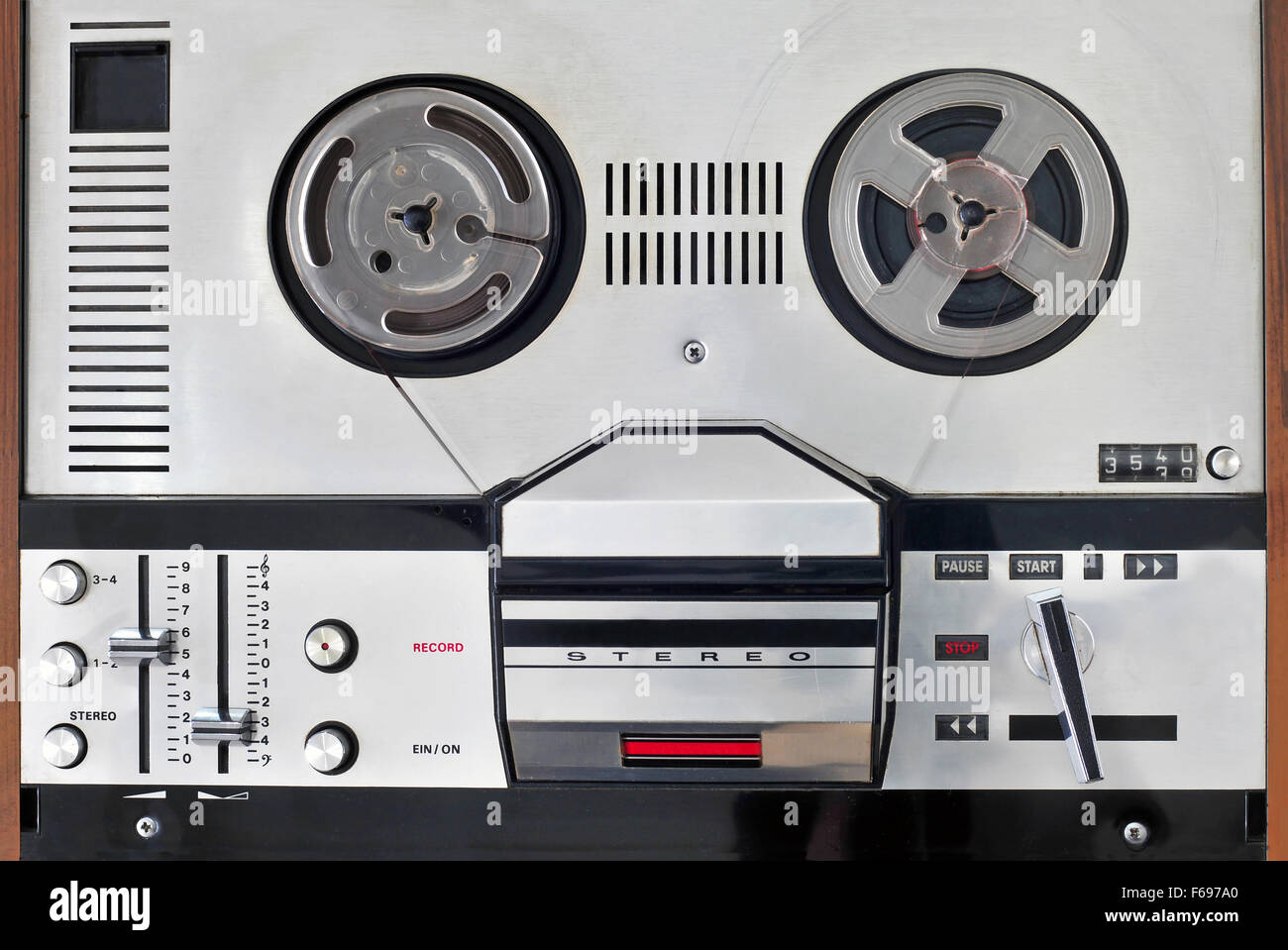 https://c8.alamy.com/comp/F697A0/photo-of-old-reel-to-reel-tape-player-F697A0.jpg