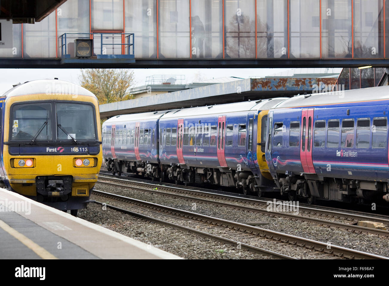 Trains coming through Oxford train station in England Stock Photo Alamy