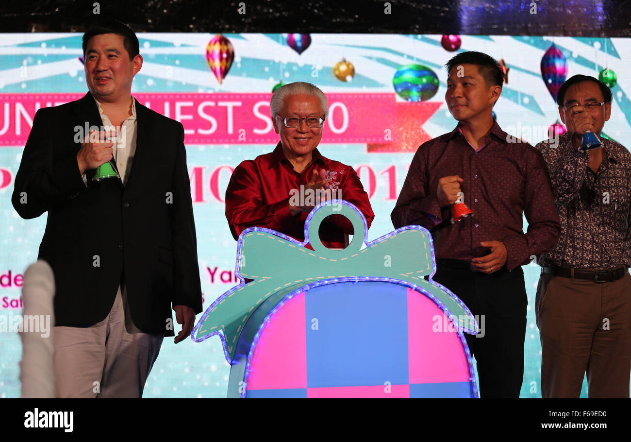 Singapore, Christmas light-up will be displayed from Nov. 14. 3rd Jan, 2016. Singapore's President Tony Tan Keng Yam (2nd L) officiates this year's Christmas light-up at Orchard Road in Singapore, Nov. 14, 2015. Themed on 'Christmas on A Great Street', this year's Christmas light-up will be displayed from Nov. 14, 2015 to Jan. 3, 2016. Visitors can look forward to celebrating the festive season in an atmosphere of merriment. Credit:  Bao Xuelin/Xinhua/Alamy Live News Stock Photo