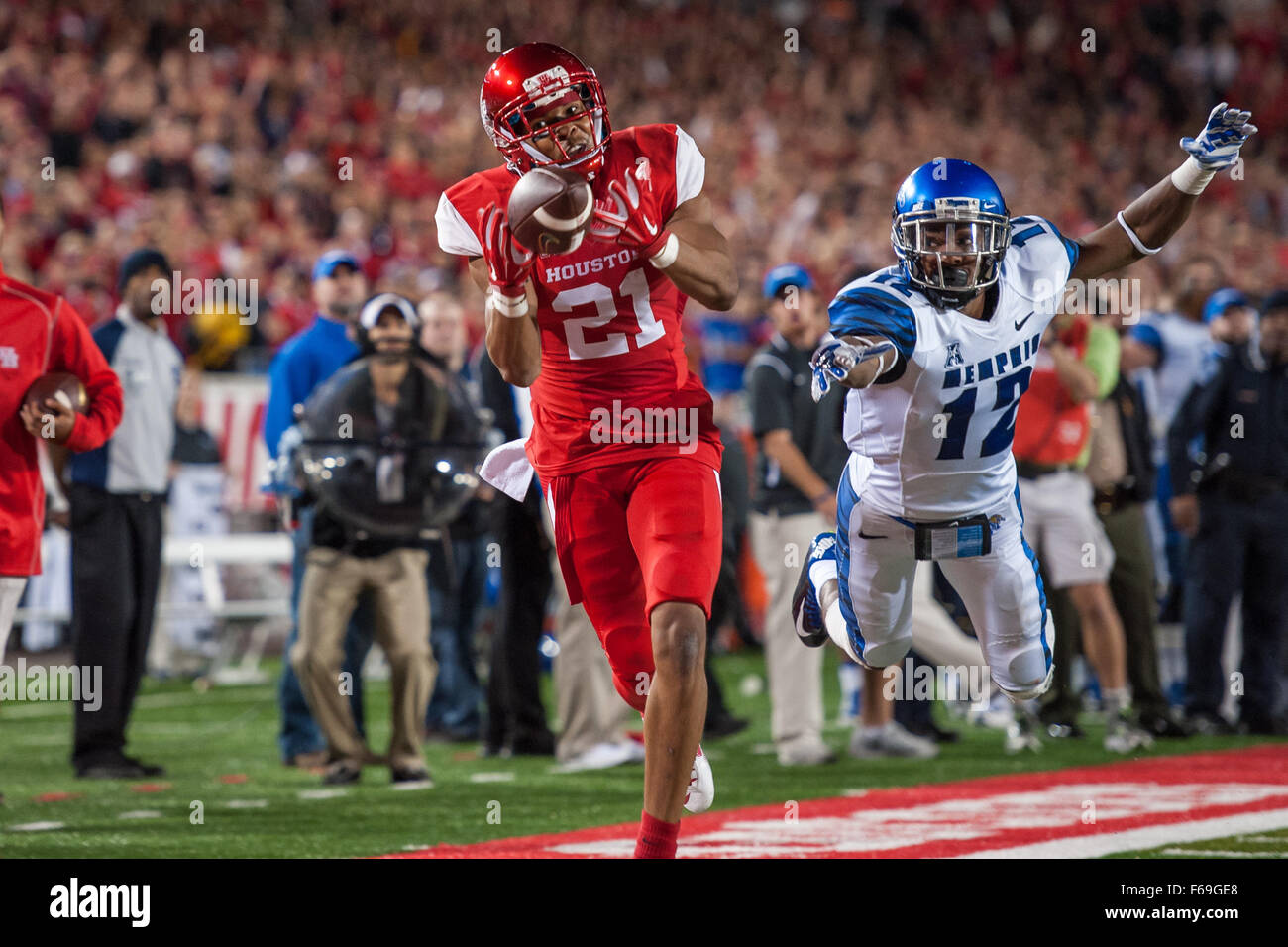 Houston, TX, USA. 14th Nov, 2015. Houston Cougars wide receiver Chance Allen (21) is unable to secure a catch in the end zone while being defended by Memphis Tigers defensive back Chauncey Lanier (12) during the 4th quarter of an NCAA football game between the Memphis Tigers and the University of Houston Cougars at TDECU Stadium in Houston, TX. Houston won the game 35-34.Trask Smith/CSM/Alamy Live News Stock Photo