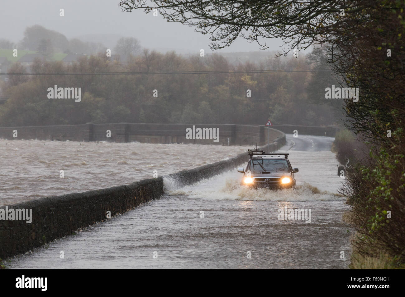Skipton, North Yorkshire, UK. 15th Nov 2015. The River Aire bursts its