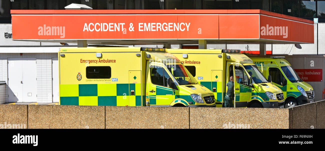 St Thomas Hospital Accident and Emergency department busy with ambulances in drop off bay and canopy Lambeth London England UK Stock Photo